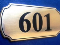 Табличка с номером из латуни