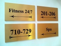 Металлические таблички указатели с гравировкой