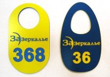 Номерки гардеробные с логотипом 38×65 мм