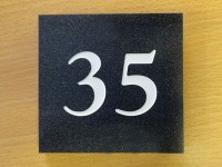 Табличка из искусственного камня с номером 35, 100х100мм