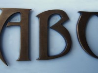 Буквы из латуни с тёмной патиной