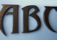 Буквы из латуни с тёмной патиной