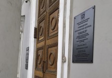 Памятная металлическая табличка с рельефом 770х500х10мм.