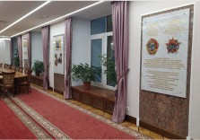 Доска памятная из искусственного камня с латунными буквами